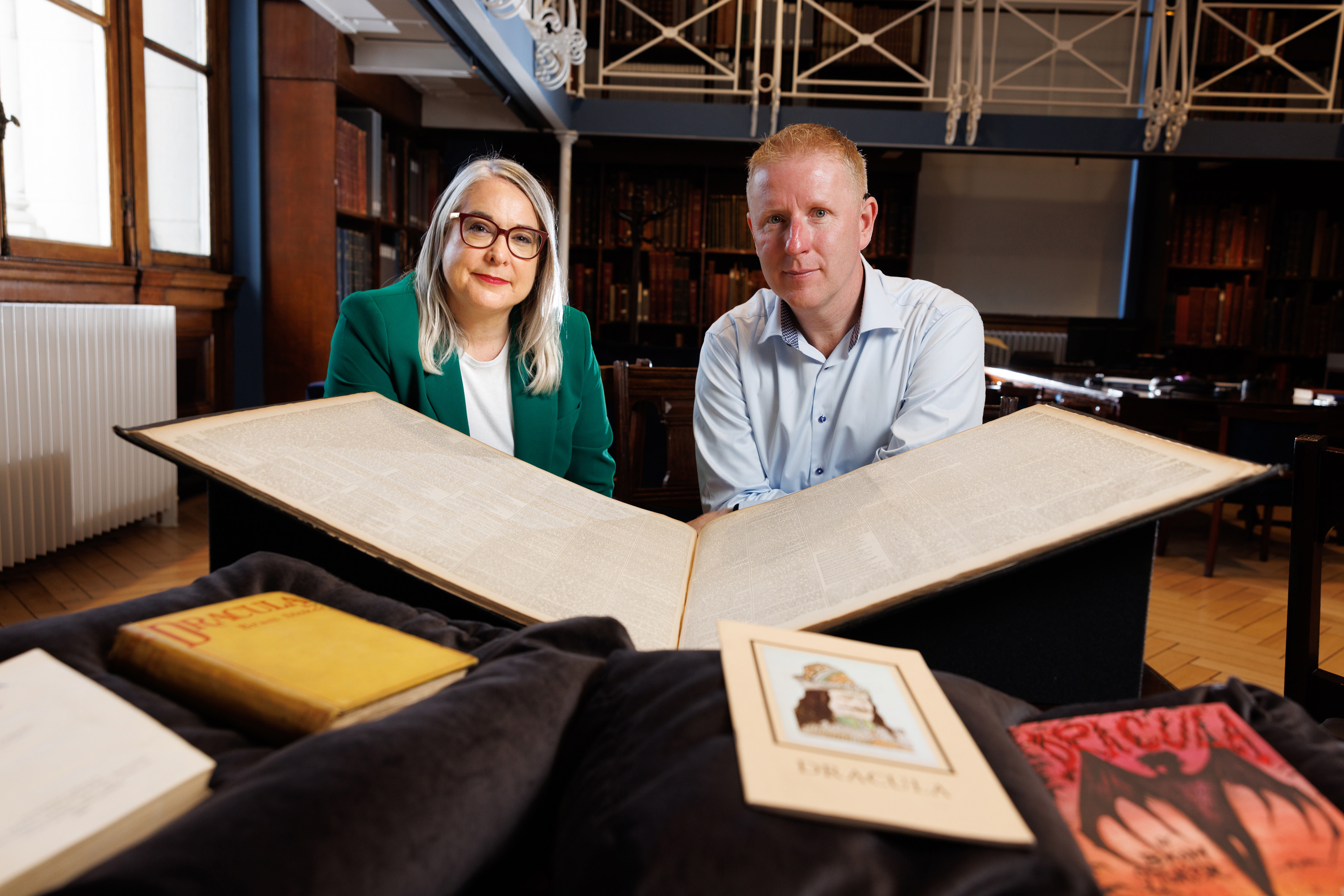 Brian Cleary avec Audrey Whitty - la directrice de la bibliothèque nationale d'irlande